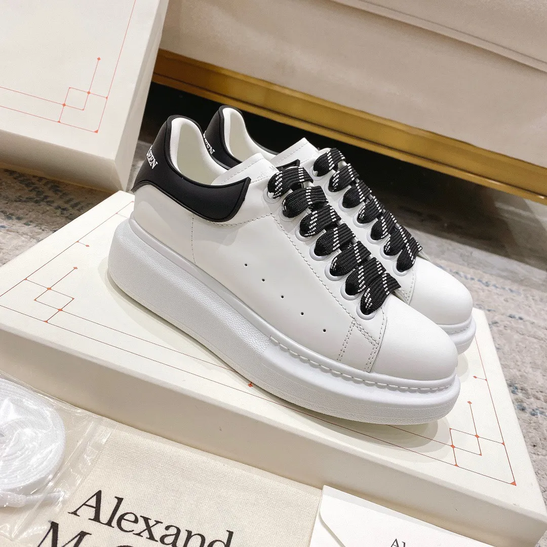 👟👟Ex-factory price 480👟👟 Women's shoes, women's clothing, new upgraded version, cost-effective Alexander Mcque*n Alexander McQueen classic white shoe series, all series upgraded, all lasted and adjusted to the original latest lasts, customized original glossy silk cowhide, original cowhide lining, original process color-sprayed buttonholes, no cracking or peeling paint The two raised bumps on the feet have also been restored to the original, and the outsole mold has been reopened. The material and color are completely consistent with the original. The original is made with full nail technology, and the latest uppercase and lowercase stitching font details. The original 👟👟factory price U+T👟👟factory price U vacuum